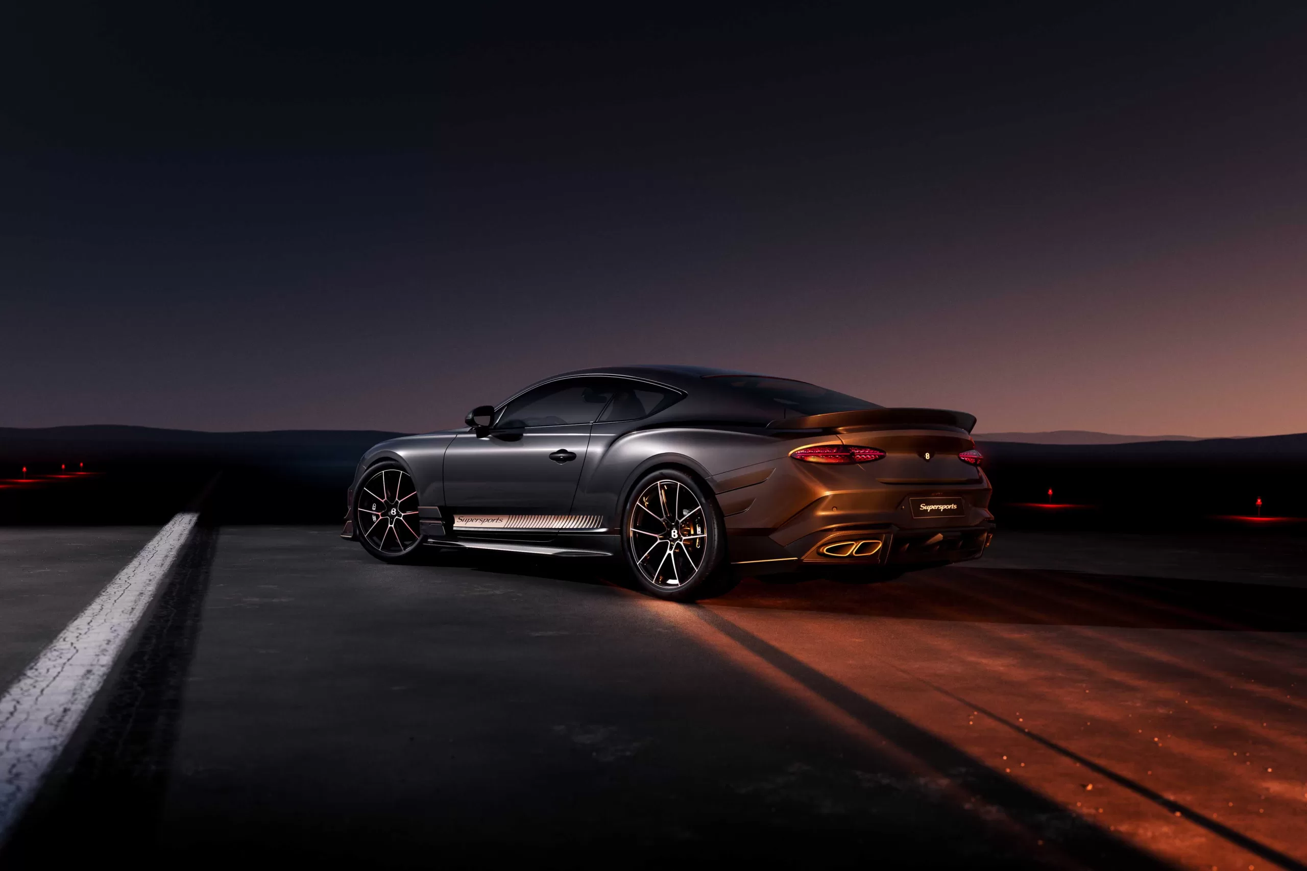 Voiture sport sur piste au crépuscule.