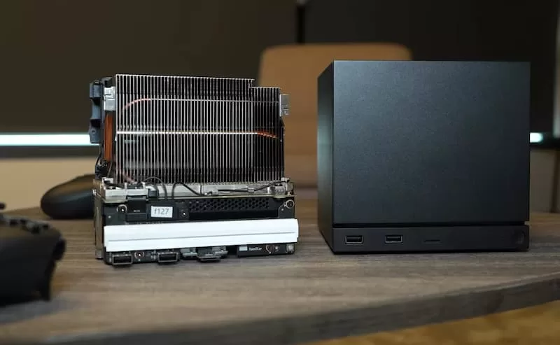 Ordinateur et son système de refroidissement sur table.