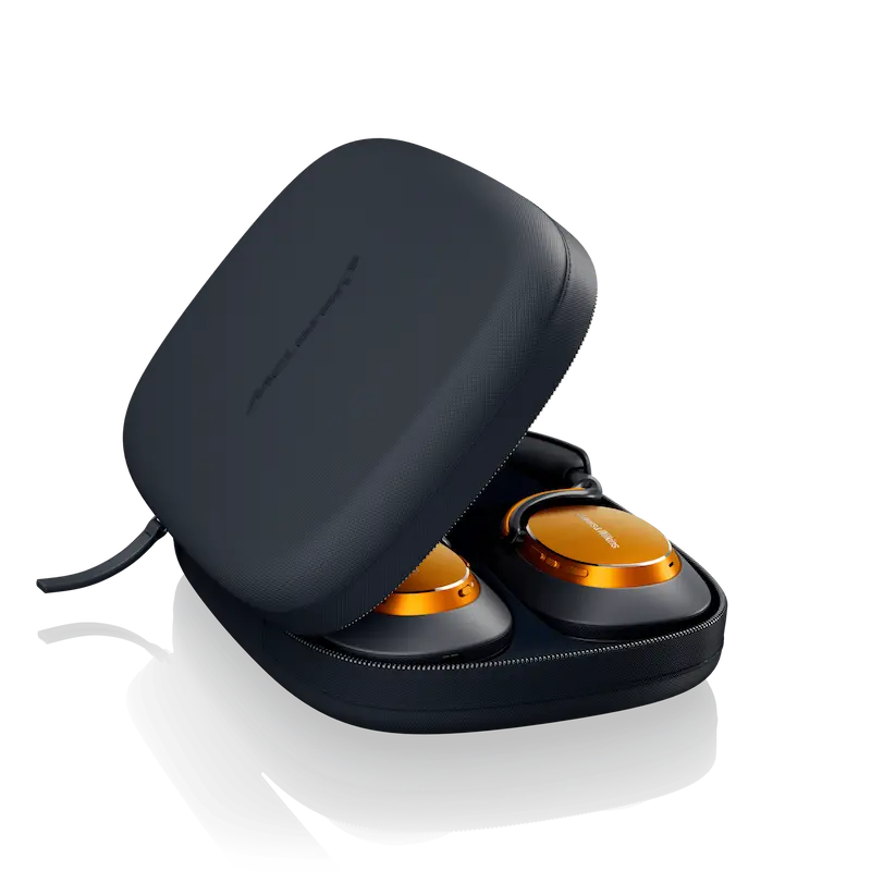 Écouteurs oranges dans un étui noir ouvert.